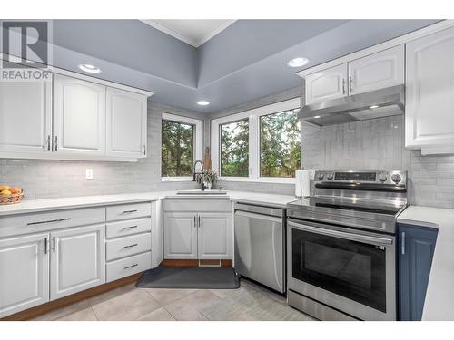 3962 Summerside Court, Kelowna, BC - Indoor Photo Showing Kitchen