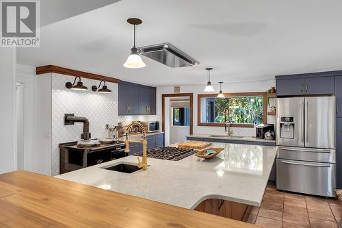 863 Coronado Crescent, Kelowna, BC - Indoor Photo Showing Kitchen With Upgraded Kitchen