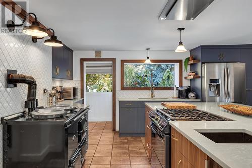 863 Coronado Crescent, Kelowna, BC - Indoor Photo Showing Kitchen With Upgraded Kitchen