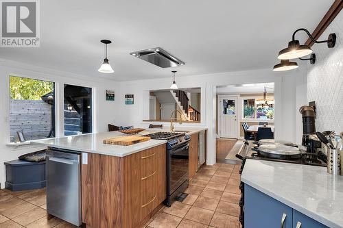 863 Coronado Crescent, Kelowna, BC - Indoor Photo Showing Kitchen