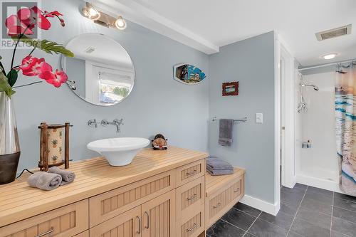 863 Coronado Crescent, Kelowna, BC - Indoor Photo Showing Bathroom