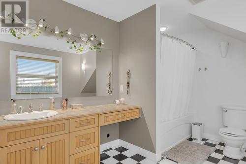 863 Coronado Crescent, Kelowna, BC - Indoor Photo Showing Bathroom