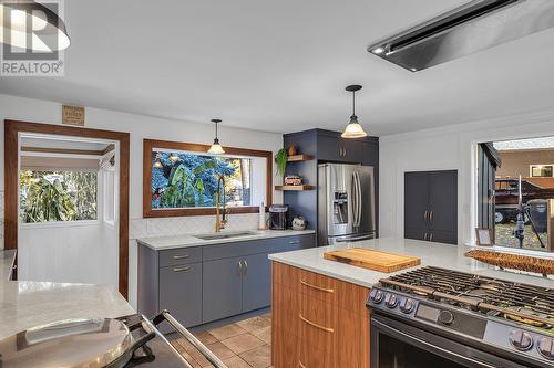 863 Coronado Crescent, Kelowna, BC - Indoor Photo Showing Kitchen