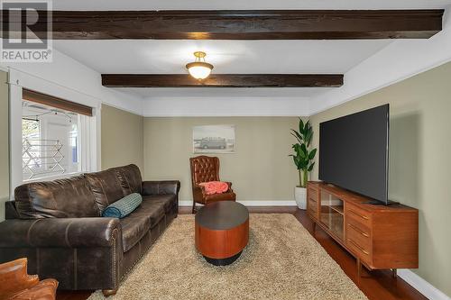 863 Coronado Crescent, Kelowna, BC - Indoor Photo Showing Living Room