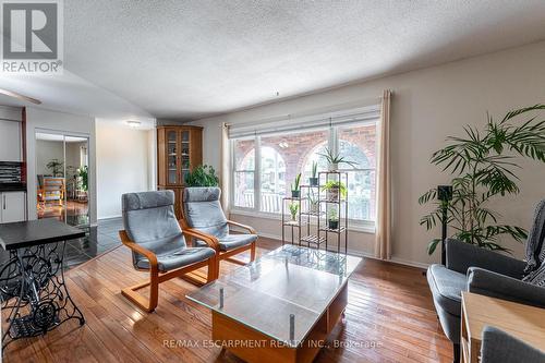 248 Guildwood Drive, Hamilton, ON - Indoor Photo Showing Living Room