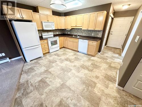 202 505 Bannerman Street, Weyburn, SK - Indoor Photo Showing Kitchen