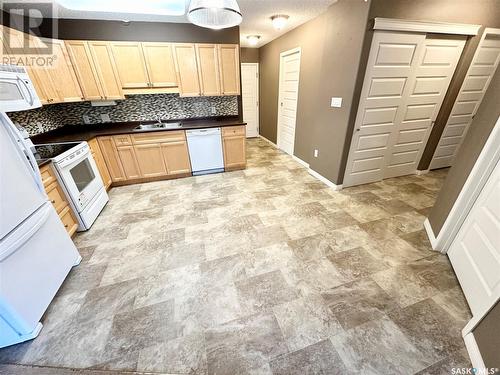 202 505 Bannerman Street, Weyburn, SK - Indoor Photo Showing Kitchen With Double Sink