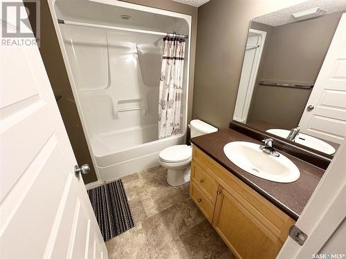 202 505 Bannerman Street, Weyburn, SK - Indoor Photo Showing Bathroom