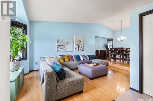 242 Wickenden Crescent, Saskatoon, SK - Indoor Photo Showing Living Room