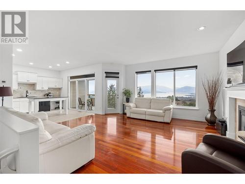 700 South Crest Drive Unit# #8, Kelowna, BC - Indoor Photo Showing Living Room With Fireplace