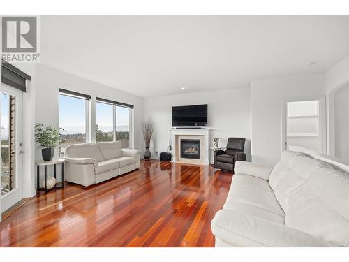 700 South Crest Drive Unit# #8, Kelowna, BC - Indoor Photo Showing Living Room With Fireplace