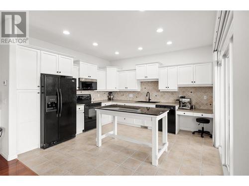 700 South Crest Drive Unit# #8, Kelowna, BC - Indoor Photo Showing Kitchen