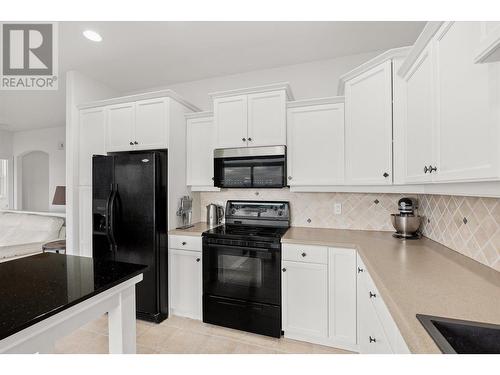 700 South Crest Drive Unit# #8, Kelowna, BC - Indoor Photo Showing Kitchen