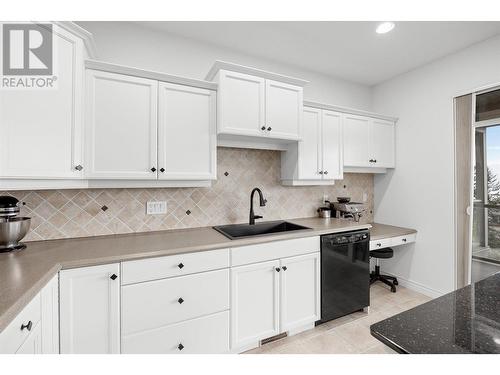 700 South Crest Drive Unit# #8, Kelowna, BC - Indoor Photo Showing Kitchen