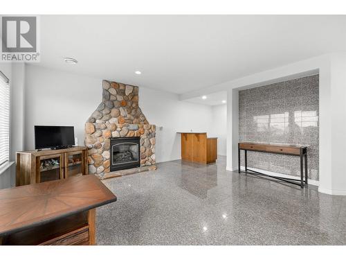 700 South Crest Drive Unit# #8, Kelowna, BC - Indoor Photo Showing Living Room With Fireplace