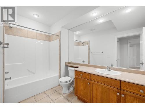 700 South Crest Drive Unit# #8, Kelowna, BC - Indoor Photo Showing Bathroom