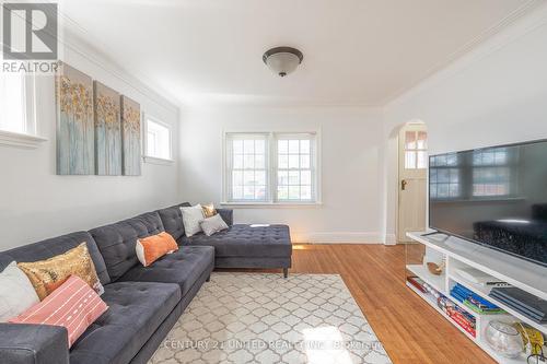 741 Third Avenue, Peterborough (Otonabee), ON - Indoor Photo Showing Living Room