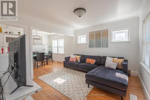 741 Third Avenue, Peterborough (Otonabee), ON - Indoor Photo Showing Living Room