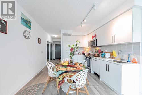 705 - 5180 Yonge Street, Toronto, ON - Indoor Photo Showing Kitchen