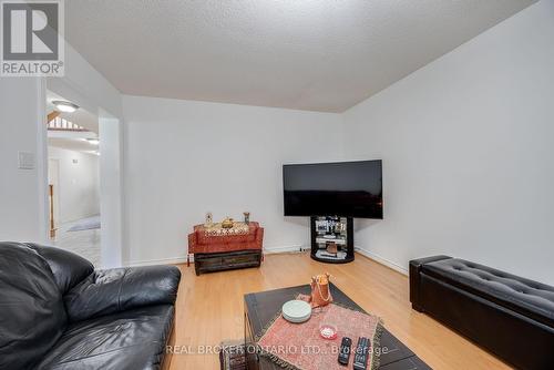 34 Hyde Park Drive, Richmond Hill, ON - Indoor Photo Showing Living Room