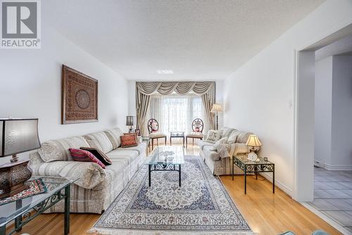 34 Hyde Park Drive, Richmond Hill (Doncrest), ON - Indoor Photo Showing Living Room