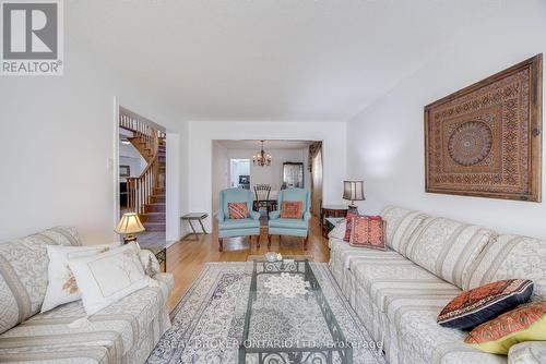 34 Hyde Park Drive, Richmond Hill (Doncrest), ON - Indoor Photo Showing Living Room