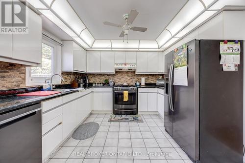 34 Hyde Park Drive, Richmond Hill, ON - Indoor Photo Showing Kitchen With Upgraded Kitchen