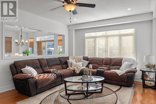 33 Royal Park Boulevard, Barrie, ON - Indoor Photo Showing Living Room