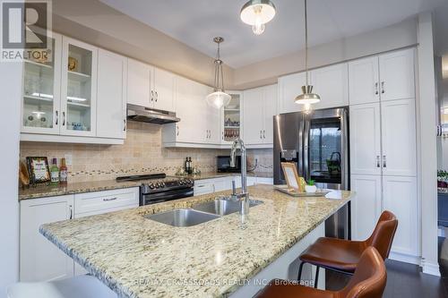 3333 Mockingbird Common, Oakville, ON - Indoor Photo Showing Kitchen With Double Sink With Upgraded Kitchen