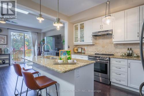 3333 Mockingbird Common, Oakville, ON - Indoor Photo Showing Kitchen With Upgraded Kitchen