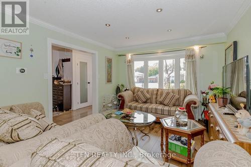 11 Glenmore Crescent, Brampton, ON - Indoor Photo Showing Living Room