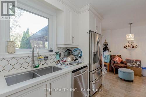 11 Glenmore Crescent, Brampton (Northgate), ON - Indoor Photo Showing Kitchen With Double Sink With Upgraded Kitchen