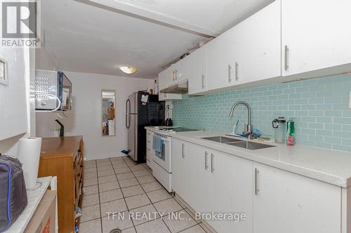 11 Glenmore Crescent, Brampton (Northgate), ON - Indoor Photo Showing Kitchen With Double Sink With Upgraded Kitchen