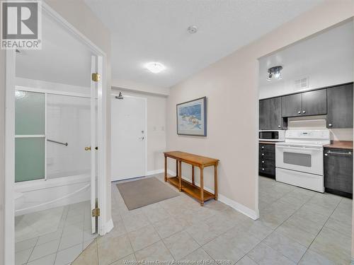 75 Riverside Drive East Unit# 810, Windsor, ON - Indoor Photo Showing Kitchen