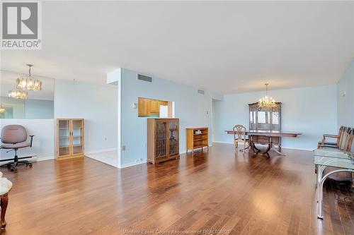 380 Pelissier Unit# 2506, Windsor, ON - Indoor Photo Showing Living Room