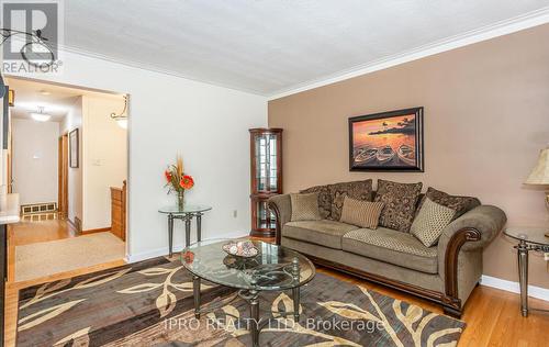 22 Argyle Crescent, Brampton, ON - Indoor Photo Showing Living Room