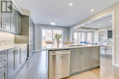 147 Camellia Crescent, Oakville, ON - Indoor Photo Showing Kitchen With Double Sink With Upgraded Kitchen