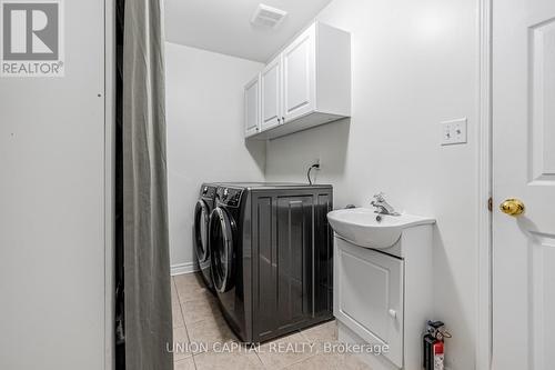 7156 Lowville Heights, Mississauga (Lisgar), ON - Indoor Photo Showing Laundry Room