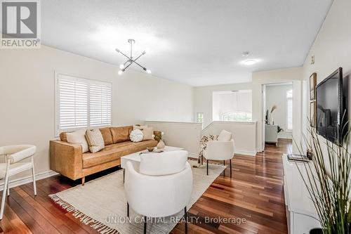 7156 Lowville Heights, Mississauga, ON - Indoor Photo Showing Living Room