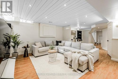 7156 Lowville Heights, Mississauga, ON - Indoor Photo Showing Living Room