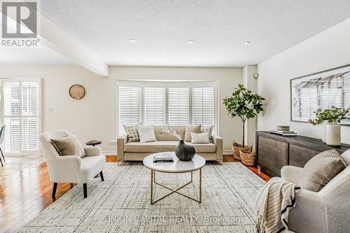 7156 Lowville Heights, Mississauga, ON - Indoor Photo Showing Living Room