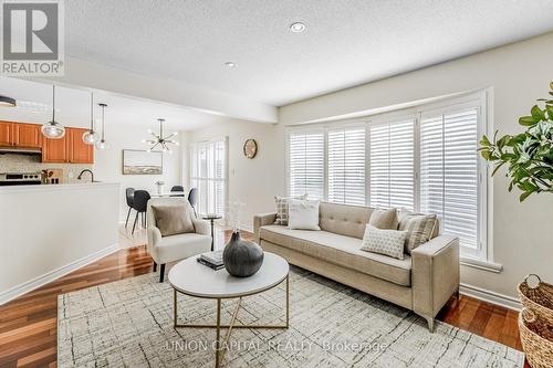 7156 Lowville Heights, Mississauga, ON - Indoor Photo Showing Living Room