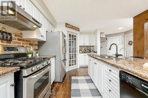 118 Scots Lane, Guelph/Eramosa (Rockwood), ON - Indoor Photo Showing Kitchen With Double Sink With Upgraded Kitchen