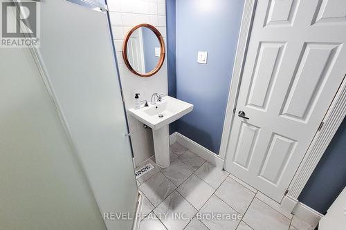 114 Tisdale Street N, Hamilton, ON - Indoor Photo Showing Bathroom