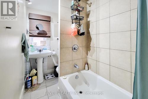 114 Tisdale Street N, Hamilton, ON - Indoor Photo Showing Bathroom