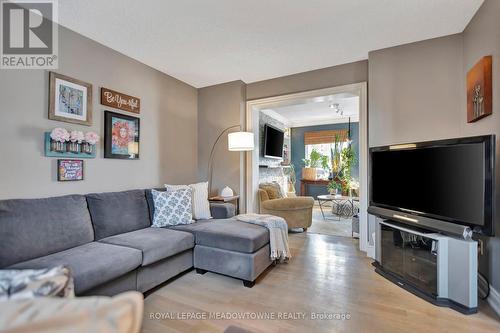 1 Woodspring Court, Hamilton, ON - Indoor Photo Showing Living Room