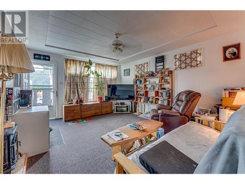 4008 29 Street, Vernon, BC - Indoor Photo Showing Living Room