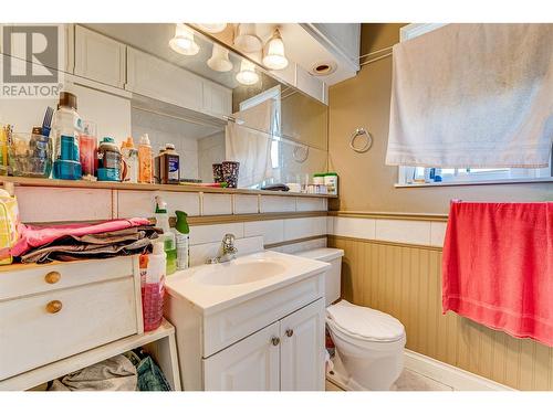 4008 29 Street, Vernon, BC - Indoor Photo Showing Bathroom