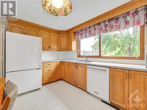 602 Glenhurst Crescent, Ottawa, ON - Indoor Photo Showing Kitchen