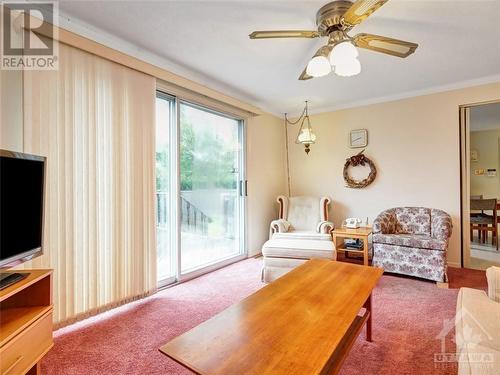 602 Glenhurst Crescent, Ottawa, ON - Indoor Photo Showing Living Room